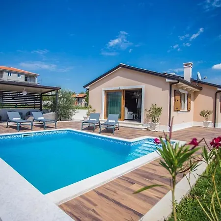 Holiday home Mihaela Deluxe Zbandaj
